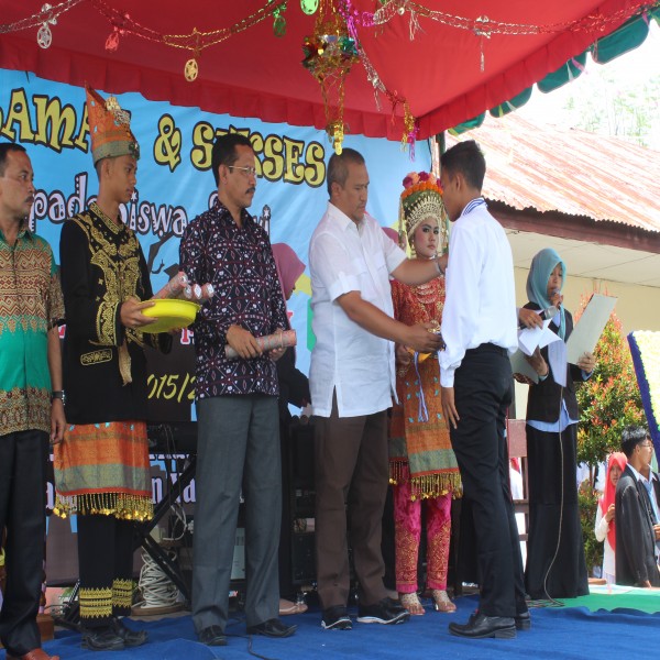 Siswa SMAN 1 Meukek Dapat Hadiah Rp 1 Juta dari Bupati